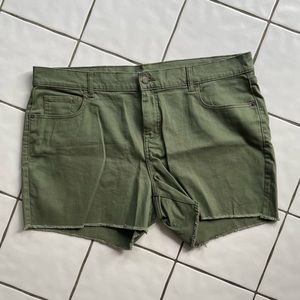 NWOT Old Navy boyfriend shorts with frayed hem in green denim with stretch
